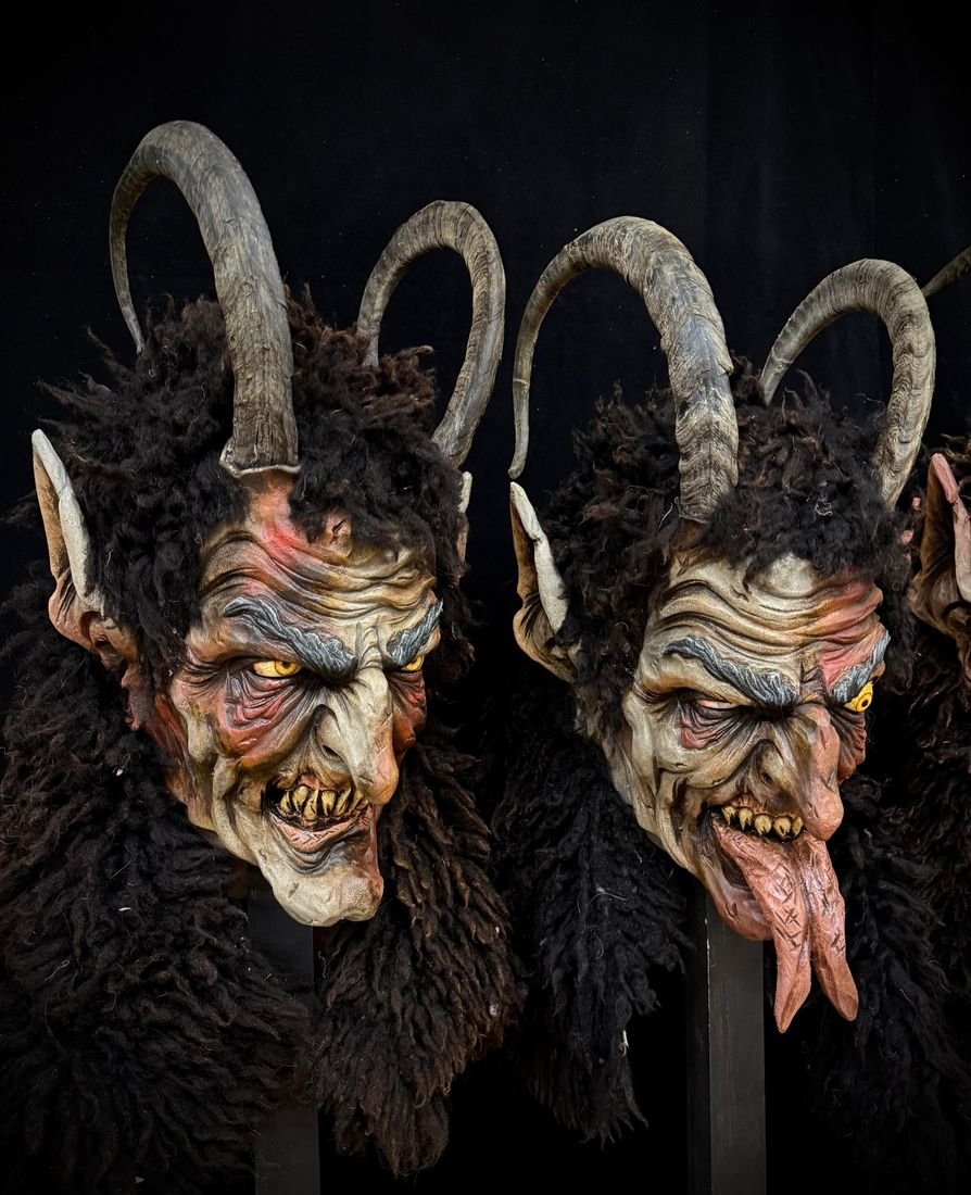 Krampusmasken-Paar mit großen geschwungenen Hörnern