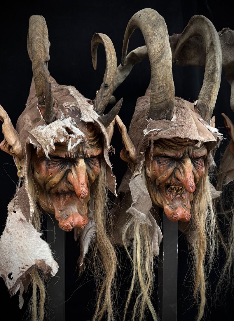 Masken mit Lederhauben und hellem Haar