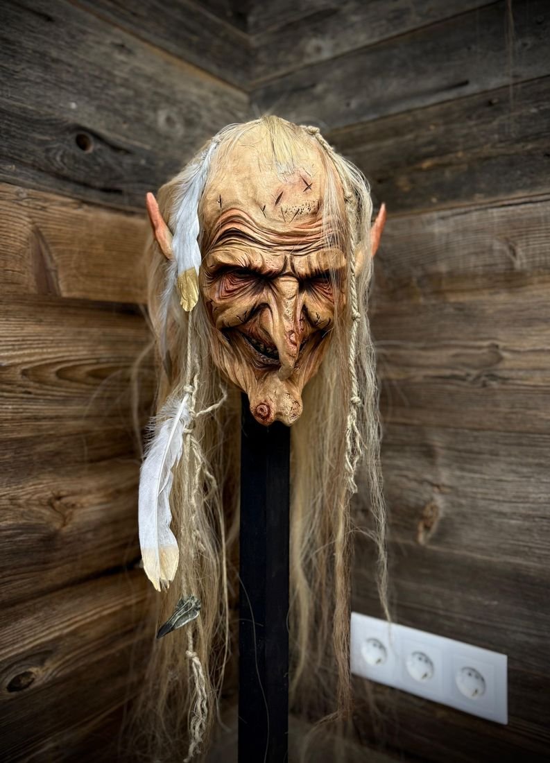 Helle Perchtenmaske mit Feder und langem Haar