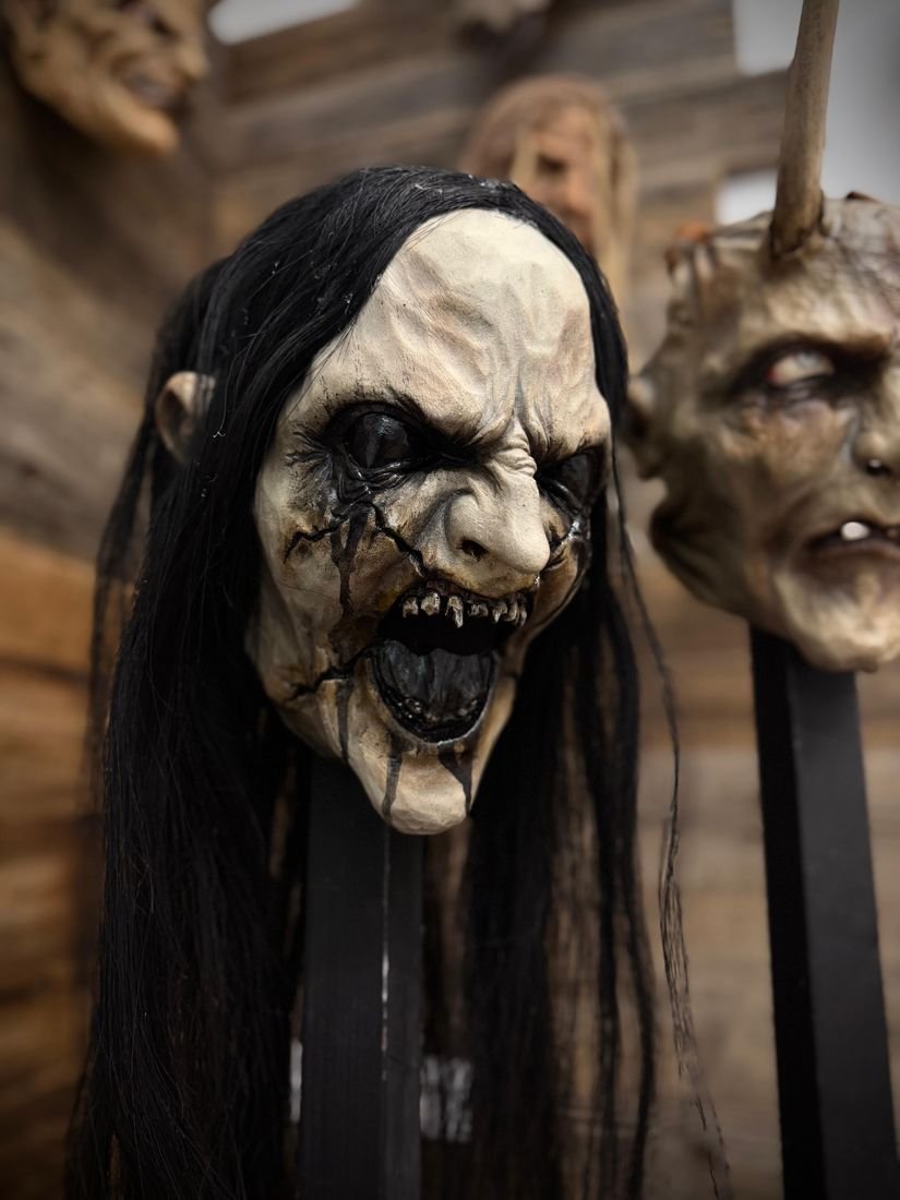 Weiße Maske mit langem schwarzem Haar