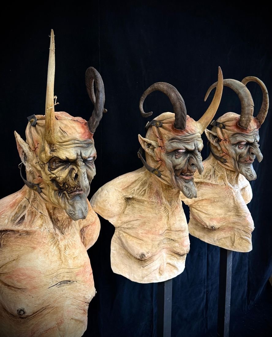 Serie heller Krampus-Büsten mit Hörnern