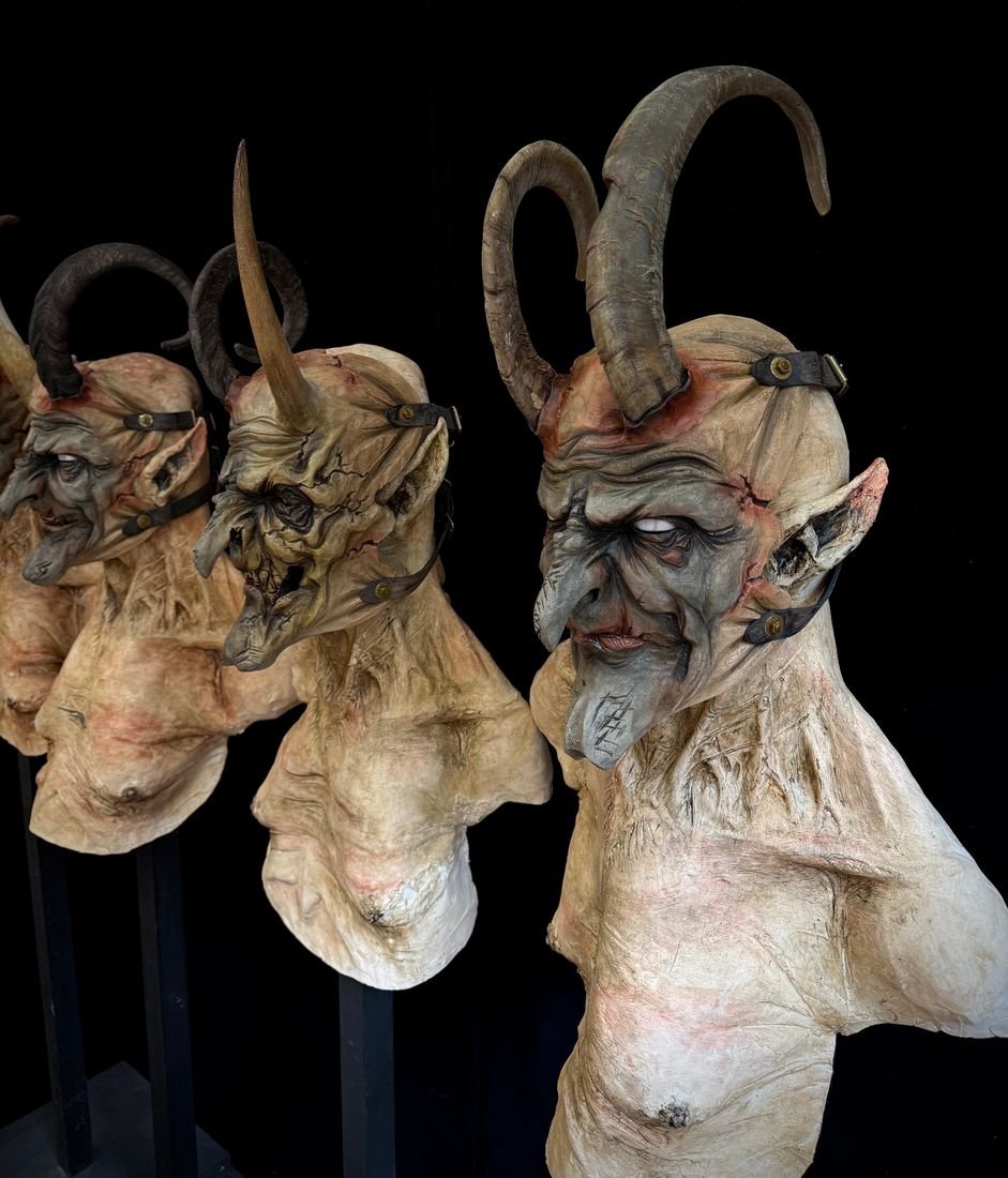 Helle Krampus-Büsten in Seitenansicht