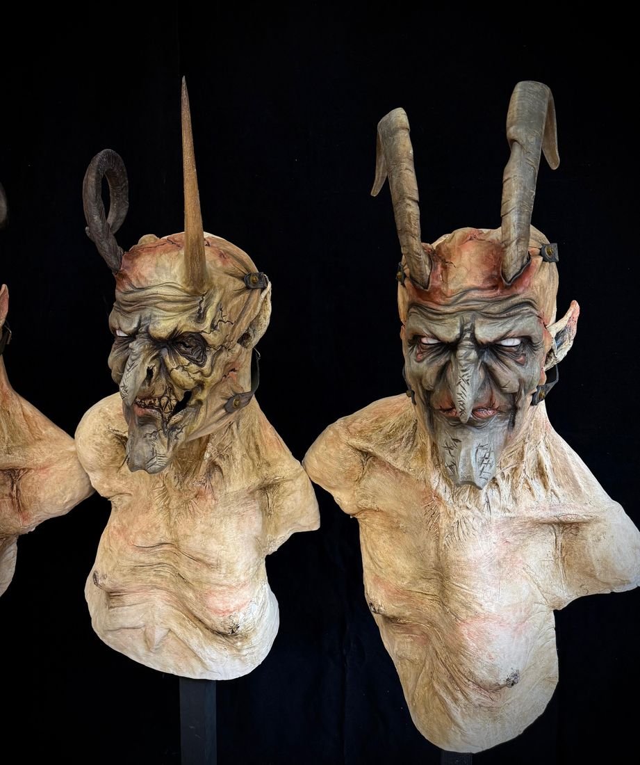 Zwei Krampus-Büsten mit Hörnern in Frontalansicht