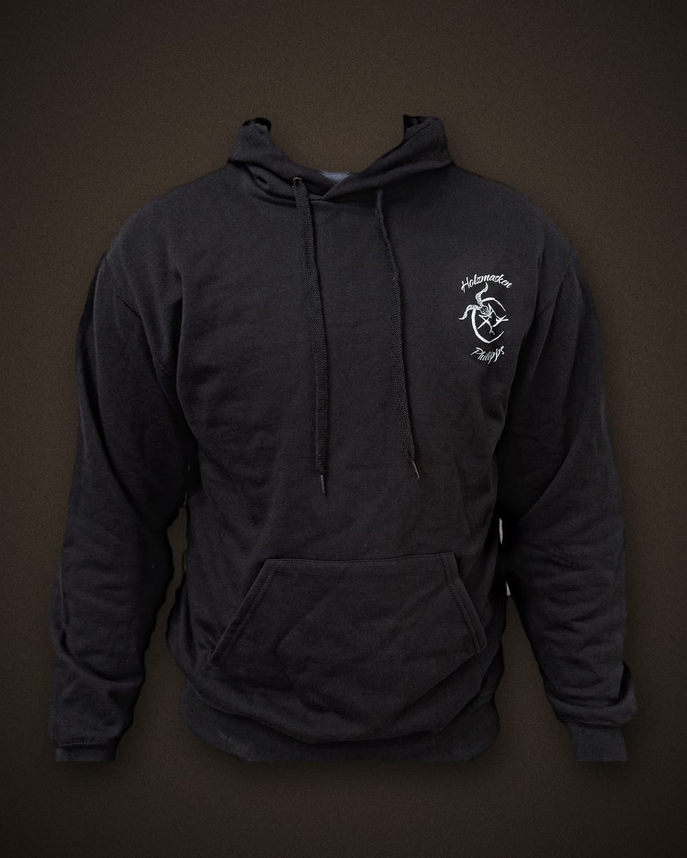 Schwarzer Hoodie, Vorderseite mit kleinem Logo auf der Brust