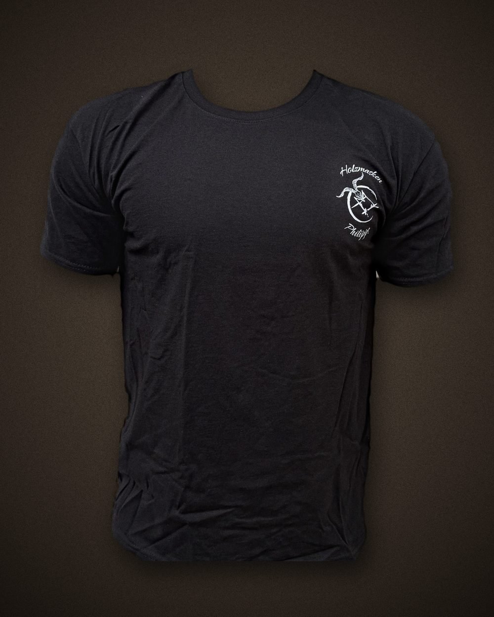 Schwarzes T-Shirt, Vorderseite mit kleinem Logo auf der Brust